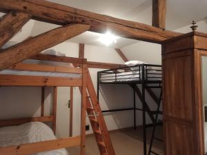 ein Zimmer mit zwei Etagenbetten und einer Leiter in der Unterkunft Le Moulin de Chambon in Villedieu-sur-Indre
