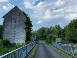 ein altes Gebäude am Straßenrand in der Unterkunft Le Moulin de Chambon in Villedieu-sur-Indre