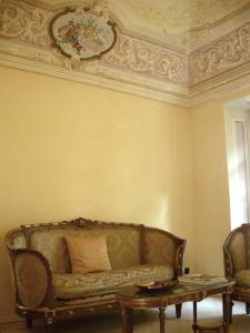 ein Wohnzimmer mit einem Sofa und einem Couchtisch in der Unterkunft Villa Scati Apartments in Melazzo