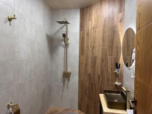 A bathroom at Hotel Mountime Kazbegi