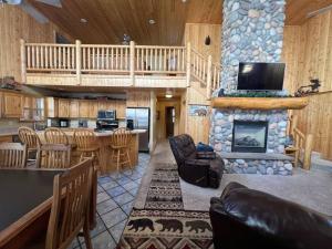 Χώρος καθιστικού στο Mountain Life Cabin- 20 Miles to Yellowstone