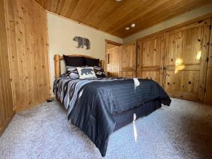 Ένα ή περισσότερα κρεβάτια σε δωμάτιο στο Mountain Life Cabin- 20 Miles to Yellowstone