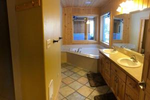 Ένα μπάνιο στο Mountain Life Cabin- 20 Miles to Yellowstone +18 φωτογραφίες