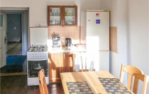 Kuchyňa alebo kuchynka v ubytovaní Amazing Home In Cybulin With Kitchen