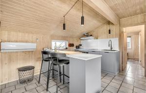 Køkken eller tekøkken på Holiday Home Auroravej Hvide Sande + 19 billeder