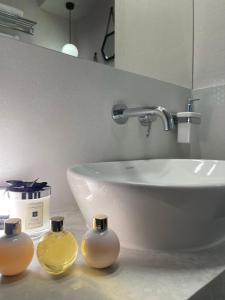 baño con lavabo y 2 botellas en una encimera en Donna Aparts 2, en Jastrzębia Góra 10 fotos más