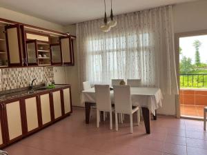 Kuchyň nebo kuchyňský kout v ubytování Asya Apart & Otel