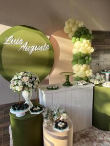 une table avec des fleurs et des assiettes de nourriture dans l'établissement Piscina, Hidro, churrasqueira em casa, ambas privativas - Reserva 2 quartos com ar, 2 banheiros, sala,cozinha e pátio privativos, para moradia memorável ou evento, acesse descontão por duração!, à Sorriso 43 autres photos