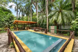 3-BD Home Shared Pool 1 Block from Beach游泳池或附近泳池