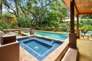 3-BD Home Shared Pool 1 Block from Beach游泳池或附近泳池