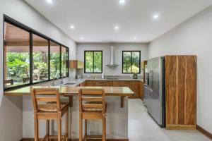 מטבח או מטבחון ב-3-BD Home Shared Pool 1 Block from Beach
