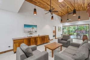 אזור ישיבה ב-3-BD Home Shared Pool 1 Block from Beach +32 תמונות