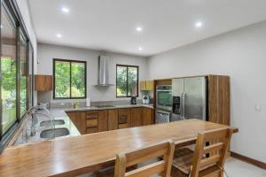 3-BD Home Shared Pool 1 Block from Beach廚房或簡易廚房