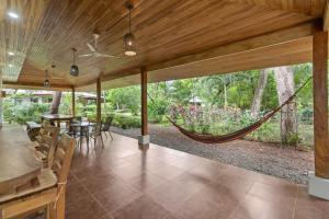 3-BD Home Shared Pool 1 Block from Beach室外花園