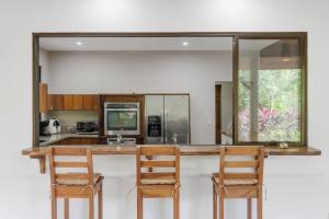 3-BD Home Shared Pool 1 Block from Beach廚房或簡易廚房