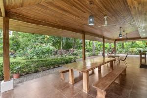 3-BD Home Shared Pool 1 Block from Beach室外花園