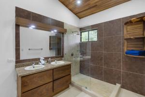 3-BD Home Shared Pool 1 Block from Beach衛浴