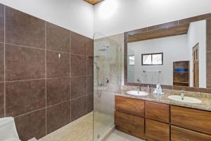 3-BD Home Shared Pool 1 Block from Beach衛浴