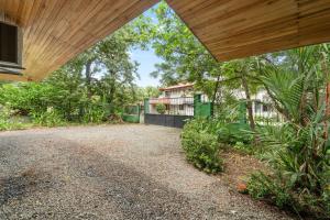 3-BD Home Shared Pool 1 Block from Beach室外花園
