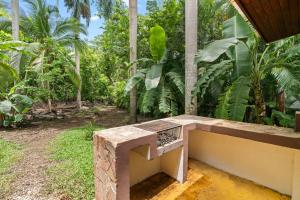 3-BD Home Shared Pool 1 Block from Beach室外花園