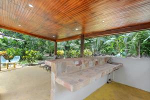 3-BD Home Shared Pool 1 Block from Beach室外花園