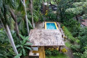 3-BD Home Shared Pool 1 Block from Beach室外花園