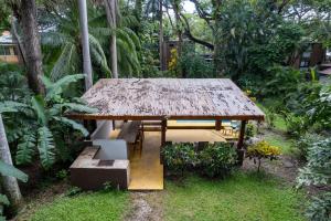 3-BD Home Shared Pool 1 Block from Beach室外花園