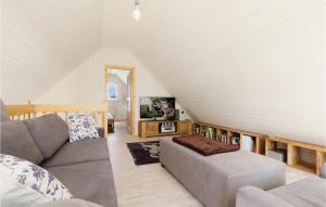 ein Wohnzimmer mit Sofa und Fernseher in der Unterkunft 2 Bedroom Lovely Home In Zerpenschleuse in Zerpenschleuse