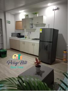 uma cozinha com um frigorífico de aço inoxidável num quarto em Apartamento cómodo y confortable em San Andrés