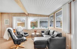 Una sala de estar con un sofá y sillas y ventanas. en 3 Bedroom Awesome Home In Haderslev, en Haderslev