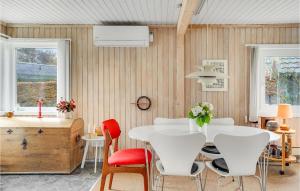 Un comedor con una mesa y sillas blancas. en 3 Bedroom Awesome Home In Haderslev, en Haderslev