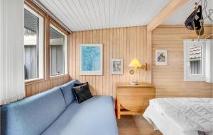 Un dormitorio con un sofá azul y una cama. en 3 Bedroom Awesome Home In Haderslev, en Haderslev 23 fotos más
