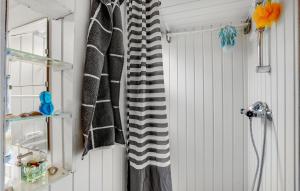 Un baño de 3 Bedroom Awesome Home In Haderslev