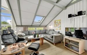 Posezení v ubytování Nice Home In Hemmet With Kitchen