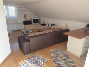 Televízia a/alebo spoločenská miestnosť v ubytovaní Holiday Home Dora