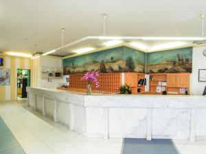Habitación grande con una encimera con una pintura en la pared. en BelleVue Aquarius, en Puerto del Carmen 16 fotos más