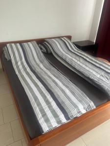 una cama con una manta a rayas encima en Freedom1, en Bonn