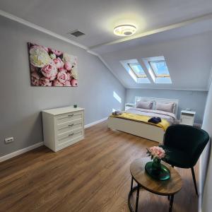 Postel nebo postele na pokoji v ubytování City Center Apartment -M