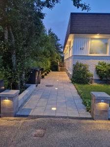 韦克舍Nice apartment in Växjö的一栋有灯光的建筑物旁边的人行道