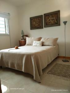 Un dormitorio con una cama grande con una manta color canela. en La Querencia, en Lincoln