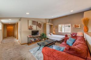 una sala de estar con un sofá y una mesa en Sunrise Condo - Sunny Loft Bedrooms Near The Beach, en Pepin
