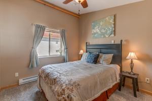 un dormitorio con una cama y una ventana en Sunrise Condo - Sunny Loft Bedrooms Near The Beach, en Pepin