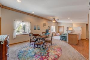 una sala de estar con una mesa y sillas en Sunrise Condo - Sunny Loft Bedrooms Near The Beach, en Pepin
