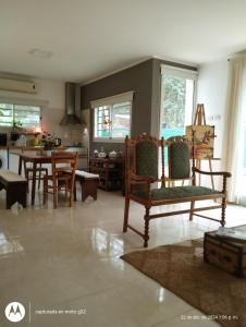 sala de estar con mesa y sillas de madera en La Querencia, en Lincoln