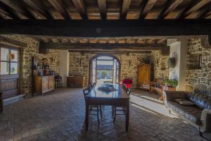 een woonkamer met een tafel en een bank bij Agriturismo Ronchi Di Sant'Egidio in Manzano