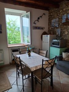 a kitchen with a table and chairs in a room at Il nido di Agnese in Garda