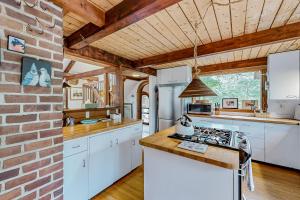 Η κουζίνα ή μικρή κουζίνα στο Nana’s Big Treehouse +42 φωτογραφίες