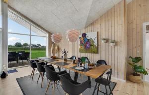Posezení v ubytování 4 Bedroom Stunning Home In Haderslev