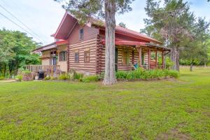 Κήπος έξω από το 4 Mi to Historic District Calico Rock Cabin!