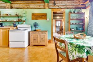 Η κουζίνα ή μικρή κουζίνα στο 4 Mi to Historic District Calico Rock Cabin!